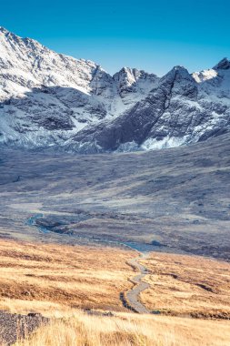 Yol ve kış sahne dağlarda - kar kaplı Cuillins Glenbrittle, Isle of Skye, İskoçya, kayalık zirveleri