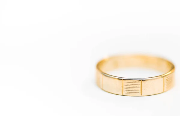 Золотое обручальное кольцо на белом фоне — стоковое фото