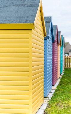 Eşkin, Northumberland, İngiltere - Şubat 2017: Renkli kulübeler (öldürülecek