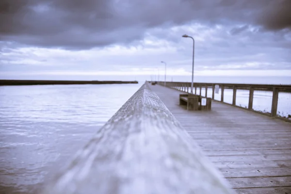 Pier de madeira e mar - romântico monocromático paisagem fotografia — Fotografia de Stock