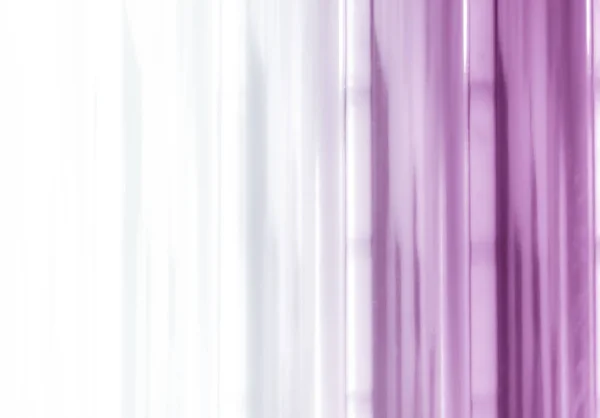 Elegante gestreifte lila Hintergrundmuster verblassen in weißen Farbtupfern — Stockfoto
