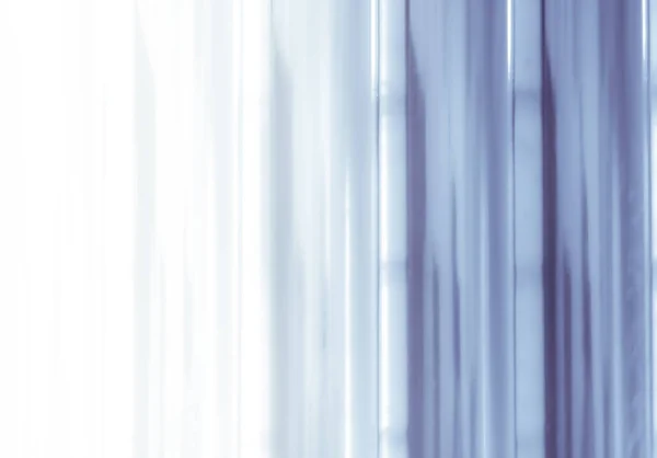 Padrão de fundo violeta listrado elegante desvanecendo-se em spac branco — Fotografia de Stock