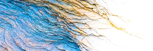 Rocas sedimentarias - capas coloridas de roca formadas a través de la cementa —  Fotos de Stock