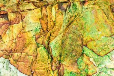 Sedime birikimi tarafından kurulan renkli tortul kayaçlar