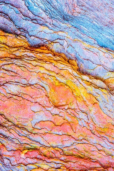 Πολύχρωμα ιζηματογενή πετρώματα σχηματίζονται από τη συσσώρευση των φερτώ — Φωτογραφία Αρχείου