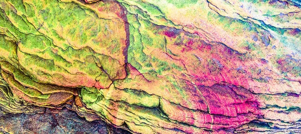 Parete rocciosa multicolore dal fondo sedimenti rosso arancio raggio scuro — Foto Stock