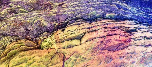 Pared de roca multicolor de sedimentos inferiores rojo naranja rayo oscuro —  Fotos de Stock