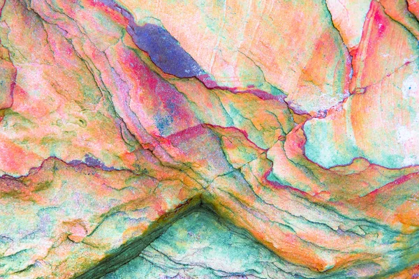 Pared de roca multicolor de sedimentos inferiores rojo naranja rayo oscuro — Foto de Stock