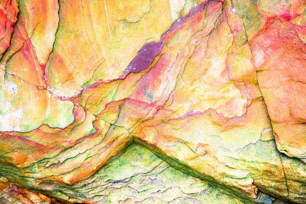 底堆積物から多色の岩壁赤オレンジダークレイ — ストック写真
