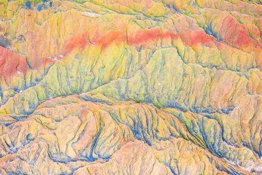 Renkli mozaikler veya kayaçlar - katmanlı tortul mineraller maruz