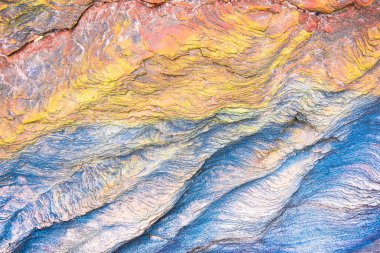 Renkli mozaikler veya kayaçlar - katmanlı tortul mineraller maruz