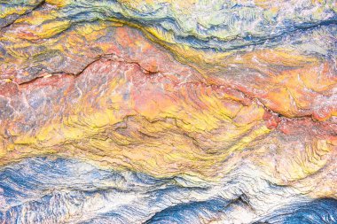Renkli mozaikler veya kayaçlar - katmanlı tortul mineraller maruz
