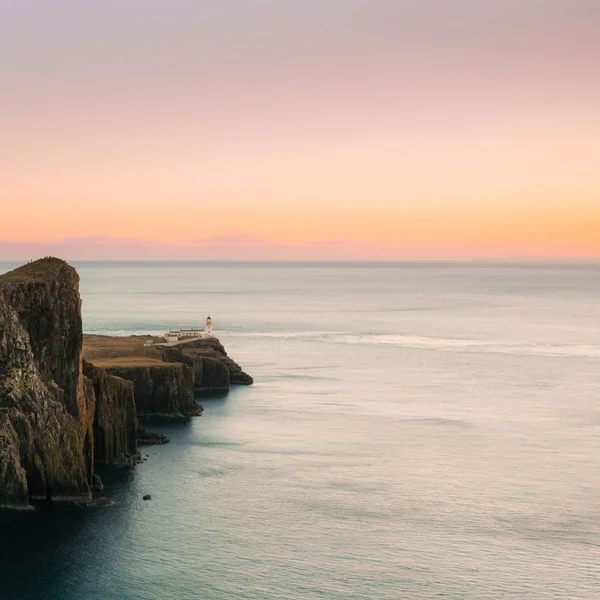 Faro en Neist Point, Isla de Skye, hermosa puesta de sol con c — Foto de Stock