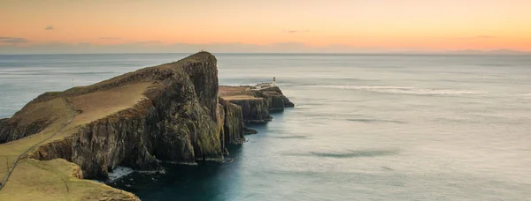 Faro en Neist Point, Isla de Skye, hermosa puesta de sol con c — Foto de Stock