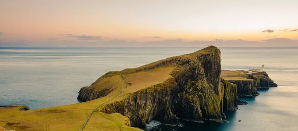 Faro en Neist Point, Isla de Skye, hermosa puesta de sol con c —  Fotos de Stock