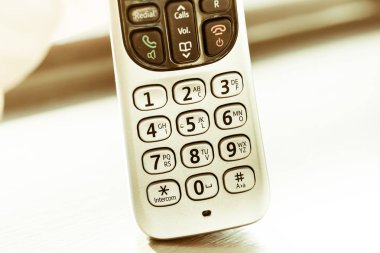 Ahşap masa arka planında izole edilmiş geleneksel sabit telefon