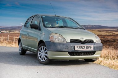 Dunvegan, Skye Adası, İskoçya - Eylül 2017: Toyota Yaris 
