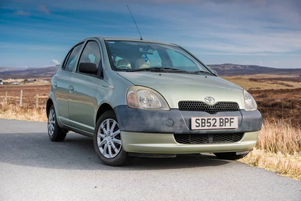 Dunvegan, Wyspa Skye, Szkocja-wrzesień 2017: Toyota Yaris — Zdjęcie stockowe