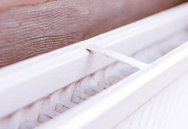 Radyatör - tuğla duvarda büyük beyaz radyatör