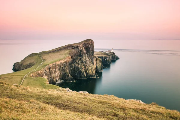 Faro de Neist Point - Isla de Skye, Escocia, hermoso acantilado —  Fotos de Stock