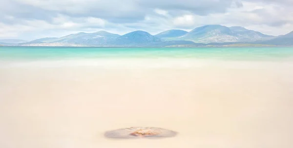 Isla de Harris paisaje - hermosa playa de arena sin fin y tur — Foto de Stock