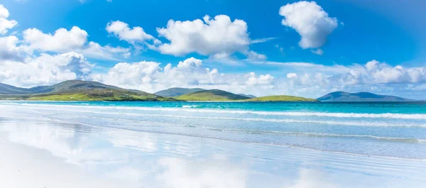 Isle of Harris landscape - beautiful endless sandy beach and tur — Stock Photo, Image