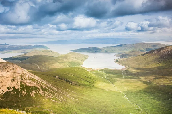 เกาะสกายเทือกเขา Cuillin ฮิลล์และภูมิทัศน์มหาสมุทร — ภาพถ่ายสต็อก