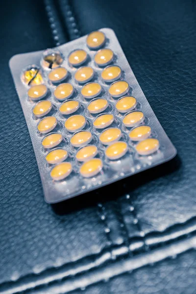 制药业 - 水泡中的黄色药片 — 图库照片