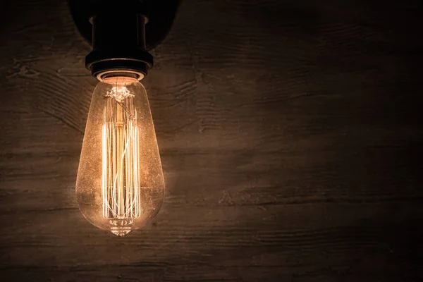 Edisonová žárovka, odrazová žárovka v tmavé místnosti a con — Stock fotografie