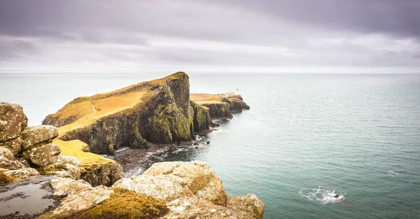 Wyspa Skye krajobraz-Neist Point latarnia morska, skaliste klify, A — Zdjęcie stockowe