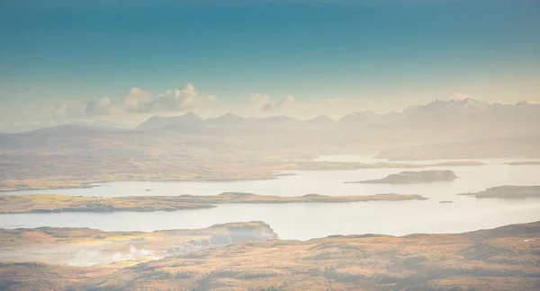 Isle of Skye krajobraz-Loch Bracadale, góry Cuilina, atla — Zdjęcie stockowe