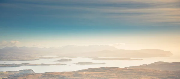 Isle of Skye krajobraz-Loch Bracadale, góry Cuilina, atla — Zdjęcie stockowe