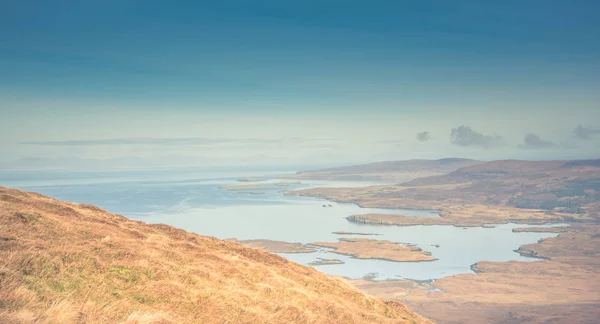 Isle of Skye krajobraz-Loch Bracadale, góry Cuilina, atla — Zdjęcie stockowe