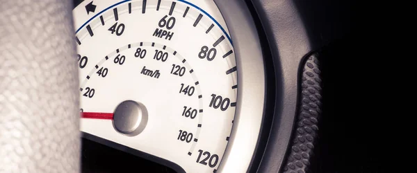 汽车仪表板 - 时速计，时速和公里 — 图库照片