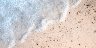 Deniz Plajı ve Mavi Okyanusun Yumuşak dalgası. Yaz günü ve kumlu beac