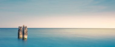 Polonya, Ustka, Baltık Denizi 'nde bir plajda ahşap dalgalanması