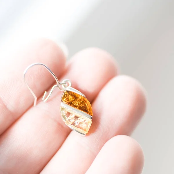 Baltské oranžové náušnice-přírodní šperky — Stock fotografie