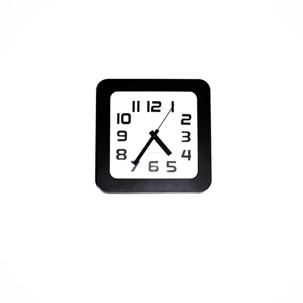 壁時計 - 白い壁に正方形の黒い壁時計 — ストック写真