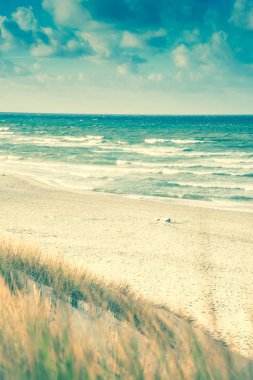 Mavi okyanus dalgaları ve açık mavi gökyüzü ile