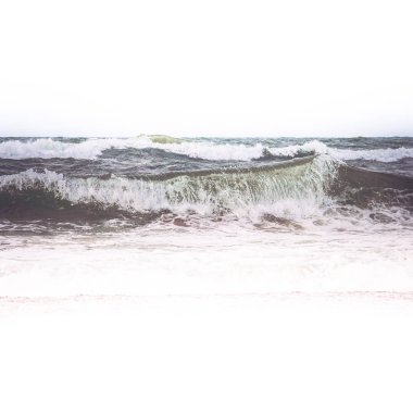 Mavi okyanus dalgaları ve açık mavi gökyüzü ile