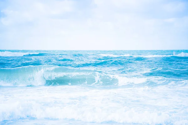 Oceano Azul com ondas e céu azul claro — Fotografia de Stock