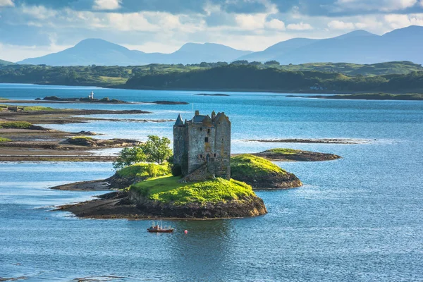 Slott på ön-Castle Stalker-en pittoresk slott tarif — Stockfoto