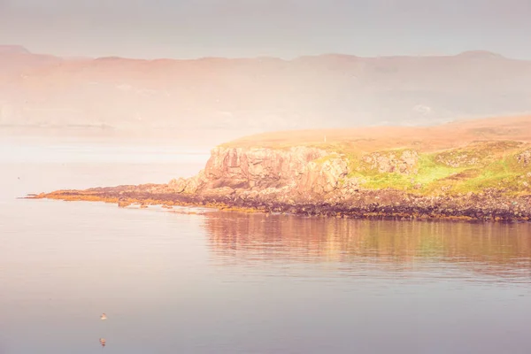 Misty island - Isle of Skye covered in morning mist — Stock Photo, Image