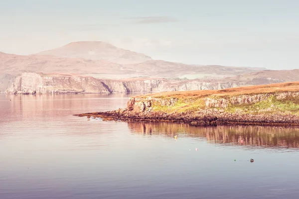 Isla brumosa Isla de Skye cubierta de niebla matutina — Foto de Stock