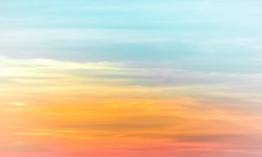 Gün batımı gökyüzü - renkli bulutlar ve gökyüzü - mavi, sarı, turuncu ve