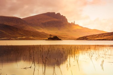 Isle of Skye manzara - Old Man Storr - dağlar yansıması