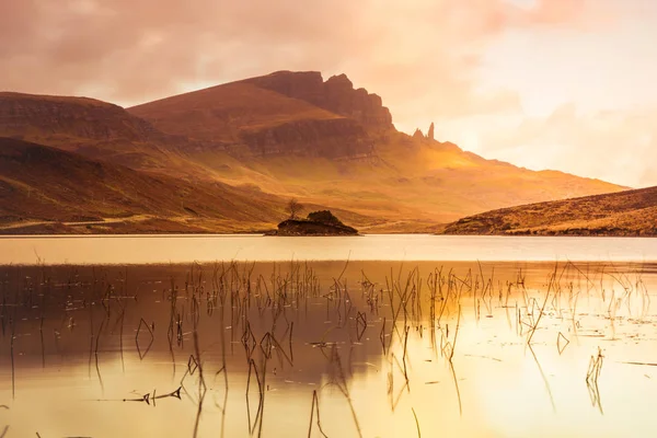 Isle of Skye manzara - Old Man Storr - dağlar yansıması