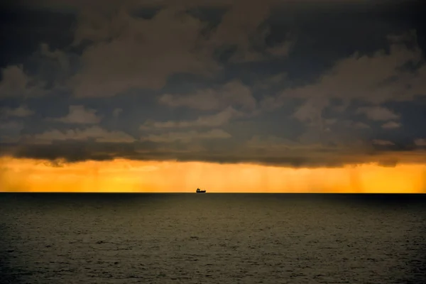 Nave en una tormenta en mar abierto — Foto de Stock