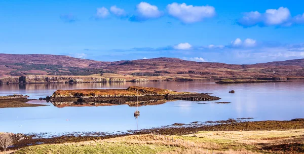 Isle of Skye Landscape - Yacht boat on Loch Dunvegan with mounta — Stock Photo, Image