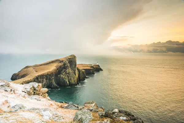Isla de Skye paisaje de invierno - Faro de Neist Point y tormenta —  Fotos de Stock